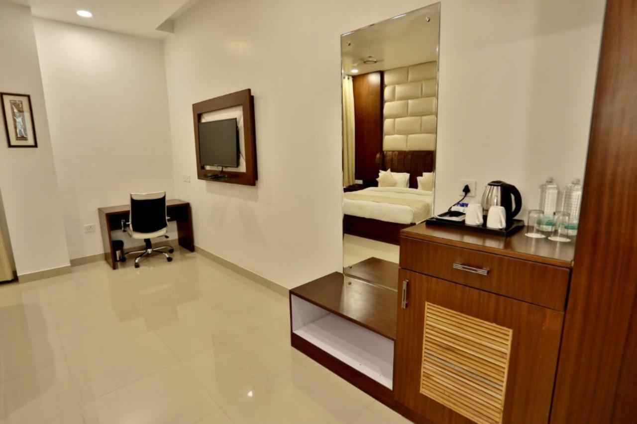 Royal Imperio Hotel Faridabad Exterior photo