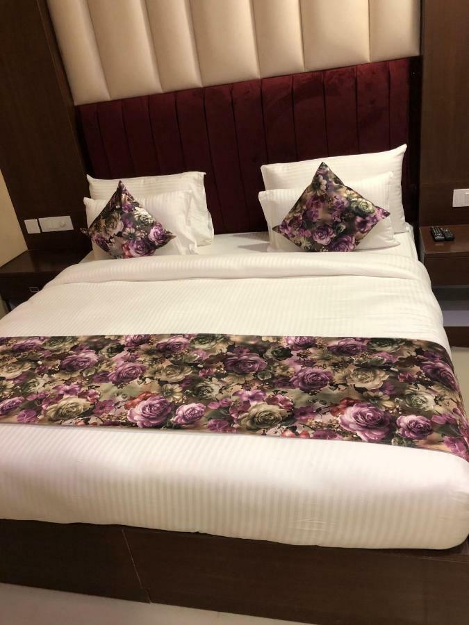 Royal Imperio Hotel Faridabad Exterior photo