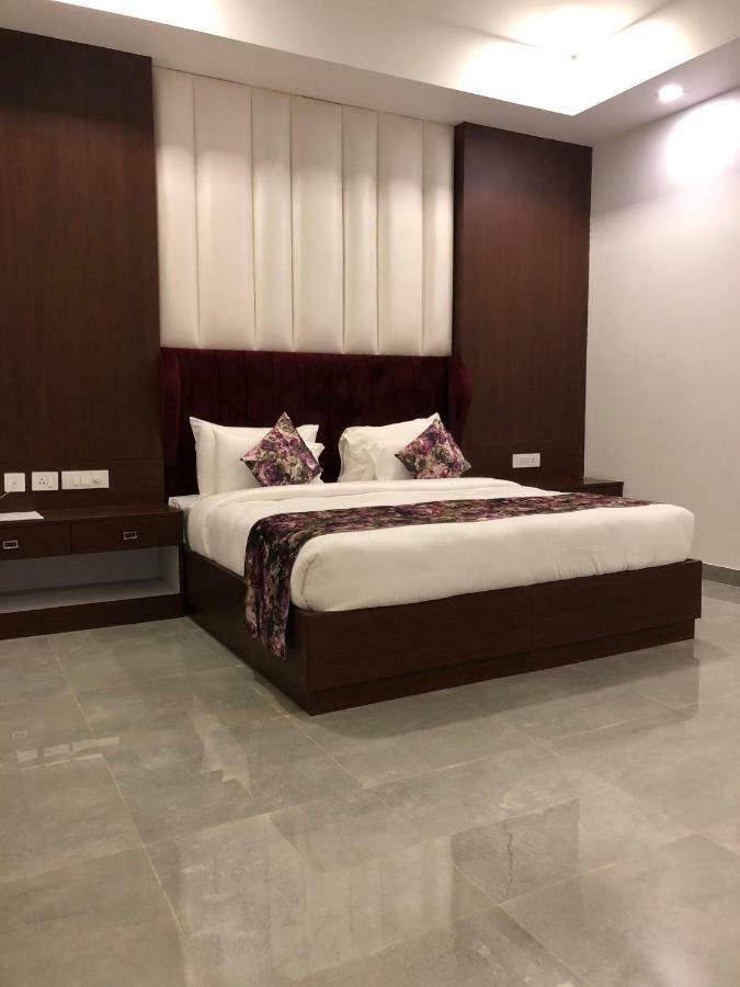 Royal Imperio Hotel Faridabad Exterior photo